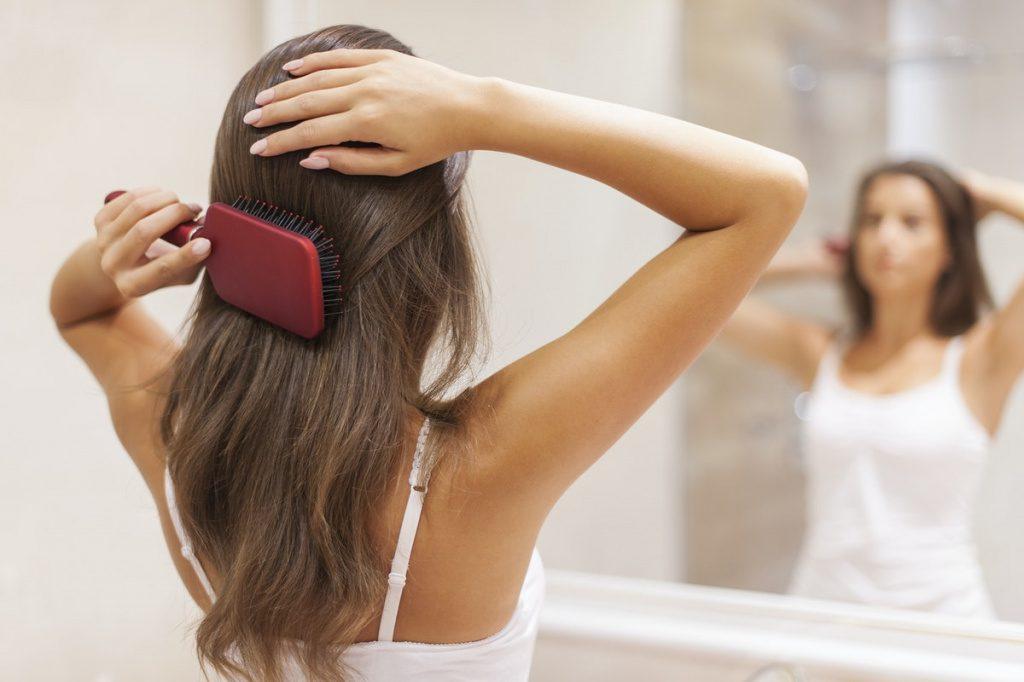 Почему выпадают волосы на голове у женщин, причины и лечение